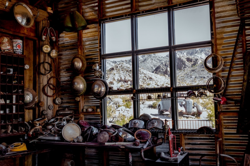 cordonnerie-DRAGUIGNAN-min_shop_window_part_junk_abandoned-138873